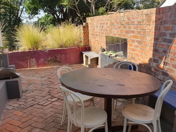 2 Bedroom Flat & Apartment