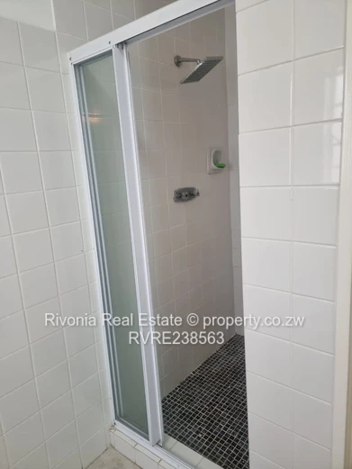 3 Beds Helensvale ,fully furnished garden flat to let 