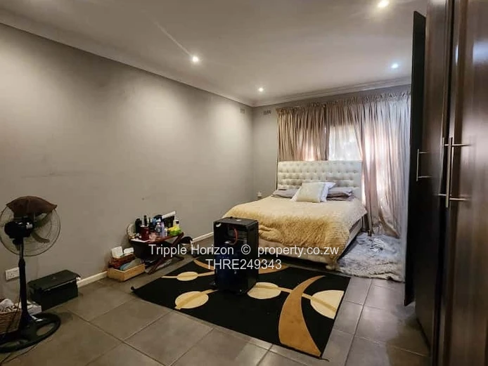 Stylish 2-Bed Garden Flat in Newlands with Borehole