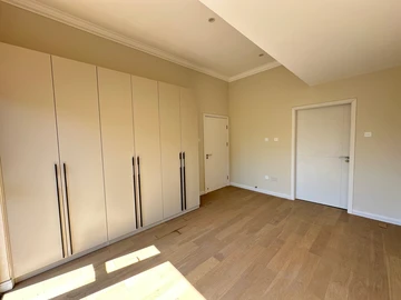 3 Bedroom Flat & Apartment