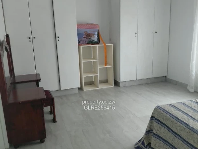 Bright 3-Bed Flat in Greendale North — Walled, Water Tank