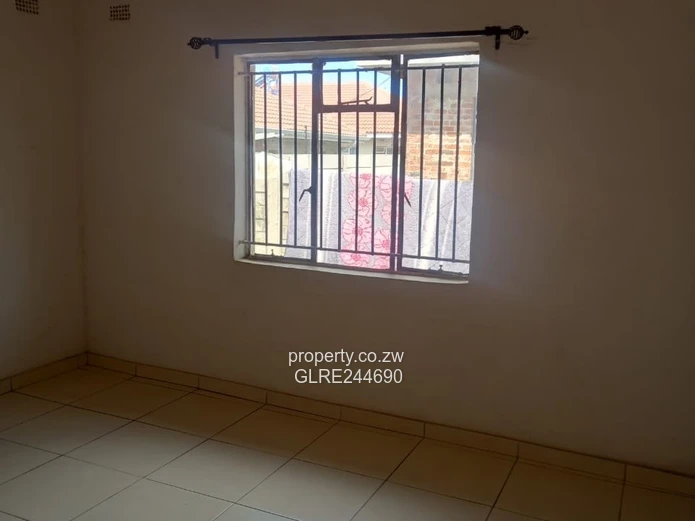 Madokero: 3-Bed Home with Borehole & Paved Driveway