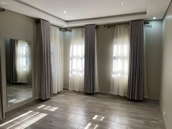 4 Bedroom Flat & Apartment