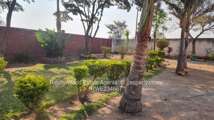 Large Tiled Lounge & Veranda — 5-Bed on 3,400m² (Sole Mandate)