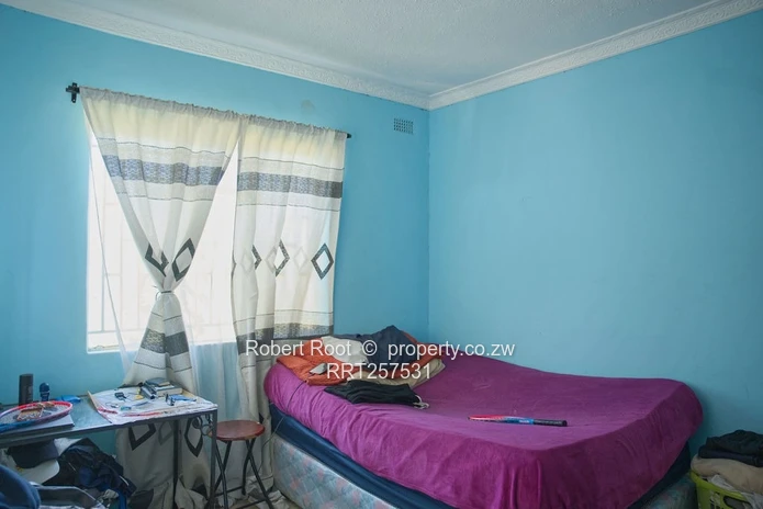 Spacious 3-Bed Damofalls Cottage on 1130 m² with Tank