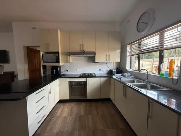 2 Bedroom Flat & Apartment