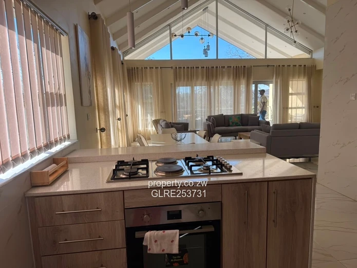 Sunny 3-Bed Apartment with Garden & Balcony in Greystone Park