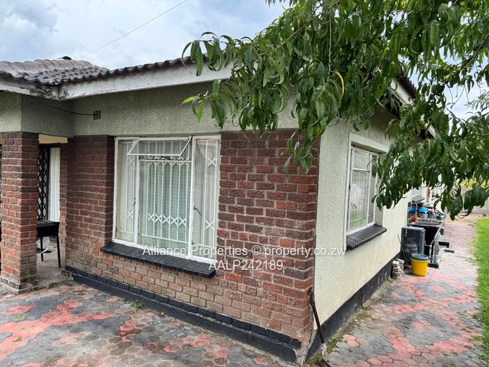 Modern 3-Bedroom Family Home for Sale in Mainway Meadows – Deeds Available