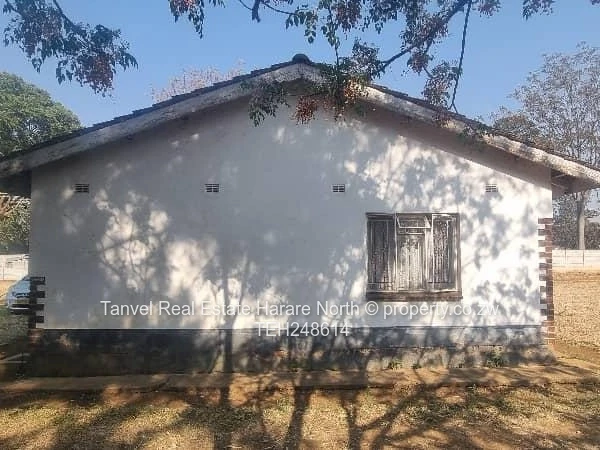 Captivating house in Norton: 5 bedrooms with main ensuite,lounge,kitchen,pantry,Walled and gated on 