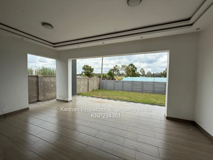 Modern Townhouse in secure Peakwood Village 