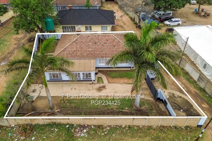 3 Bedroomed Garden Flat For Sale in Chadcombe