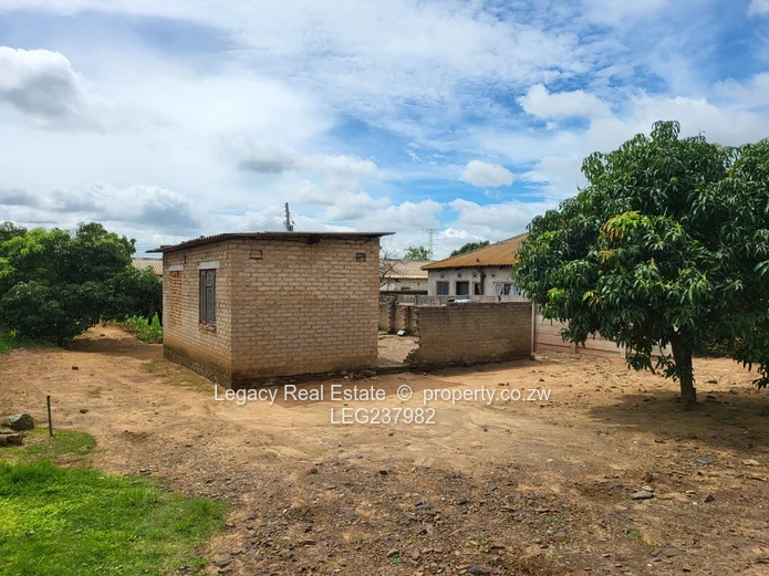 Fully Serviced 420sqm Stand with Cottage – Budiriro 4 with Title Deeds.