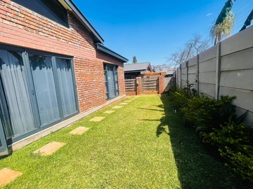 2 Bedroom Flat & Apartment