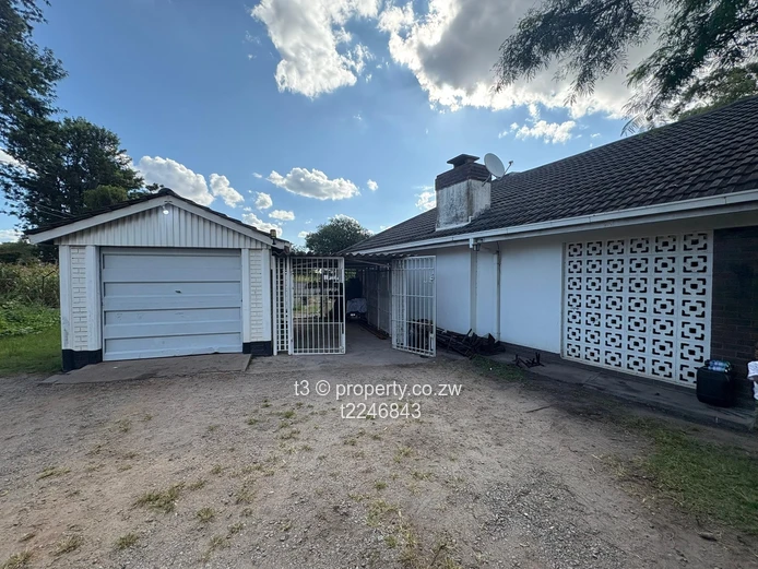 Hatfield 3-Bed Home on 4,865m² — Borehole & Big Yard