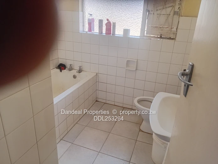 Spacious 5-Bed Home in Ballantyne Park — Pool & Borehole