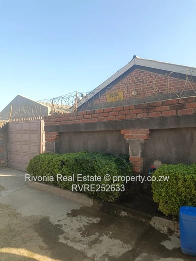 Chitungwiza 5-Bed Home with Borehole & Built-in Wardrobes