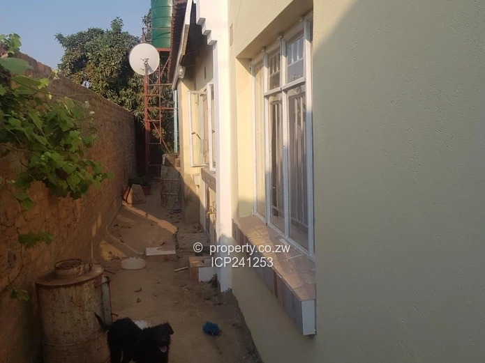 Neat morden house for sale in Manyame Park, Chitungwiza ($32000) (Sole Mandate)
