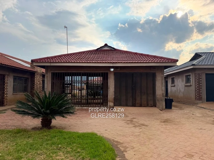 Glaudina 4-Bed Home - Tiled Roof, Garage & Garden