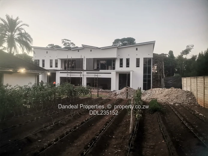 Modern White 4-Bed Garden Flat on 4,000m² — Mount Pleasant