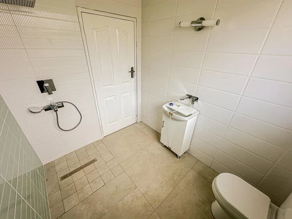 4 Bedroom Flat & Apartment