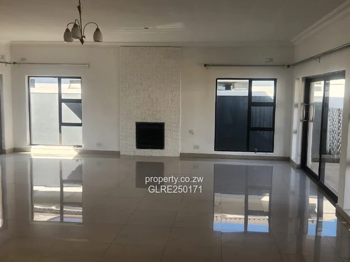 Modern 4-Bed Westgate Flat - Borehole & Garage