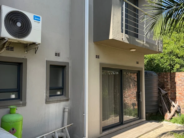 4 Bedroom Flat & Apartment