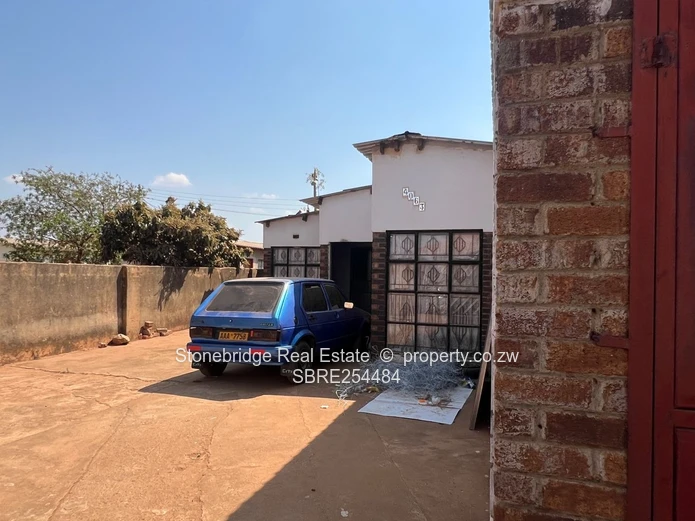 5 Bedroomed House in Emganwini For Sale