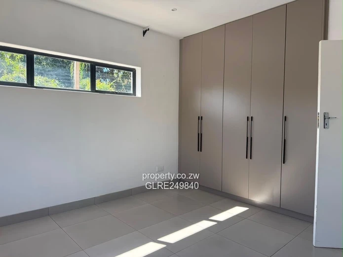 Mount Pleasant: Modern 3-Bed Flat, Open-Plan & Borehole