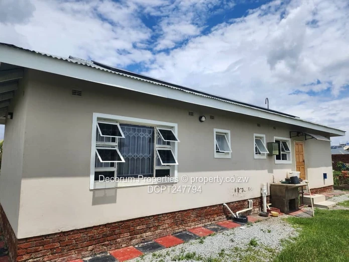 908 sqm Haydon Park plot with finished 2 bed cottage 