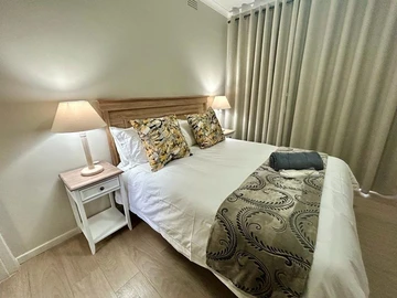 2 Bedroom Flat & Apartment