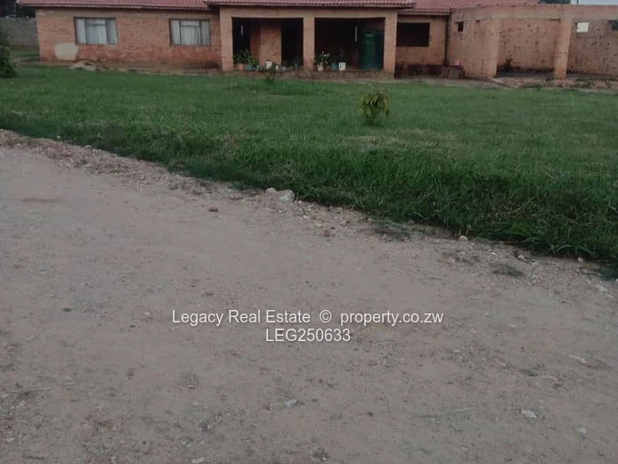 Chinhoyi 7-Bed Home on 2760m² — Garden & Verandah (Sole Mandate)