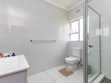 2 Bedroom Flat & Apartment