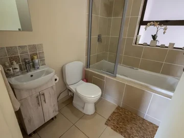 2 Bedroom Flat & Apartment