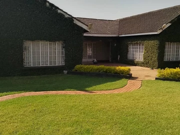  Off-Grid Luxury Meets Space & Serenity – Banket Estate for Sale
