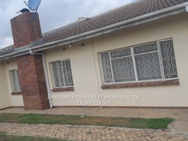 4-Bed Emerald Hill Home on 2030m² with Borehole & Driveway