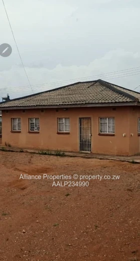 Spacious 2-Bed Walled Home in Mahatshula with Fitted Kitchen (Sole Mandate)