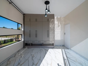 5 Bedroom Flat & Apartment