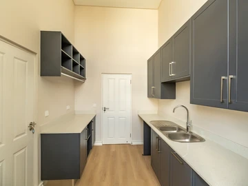 3 Bedroom Flat & Apartment