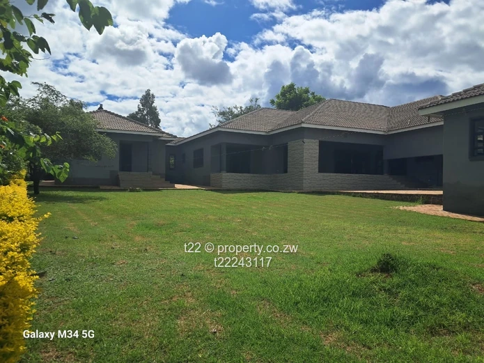 Single-Level 8-Bed Brookview Home — Large Lawn & Borehole