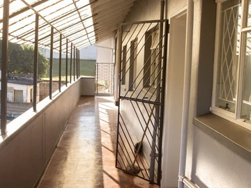 2 Bedroom Flat & Apartment