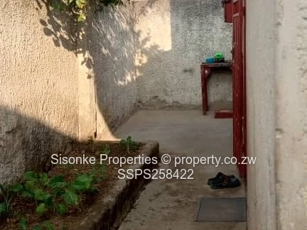 3 bedroomed house dor sale in Manyame Park ,Phase 5