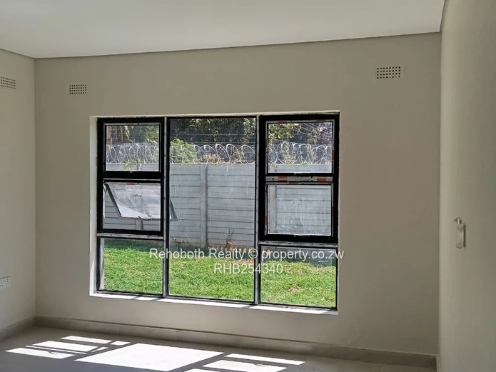 Spacious 2-Bed Marlborough Flat - Patio & Borehole