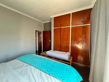 2 Bedroom Flat & Apartment