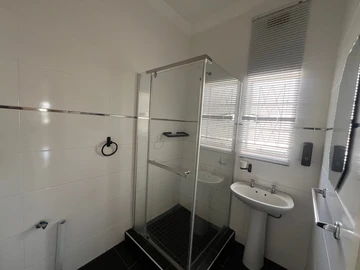 2 Bedroom Flat & Apartment