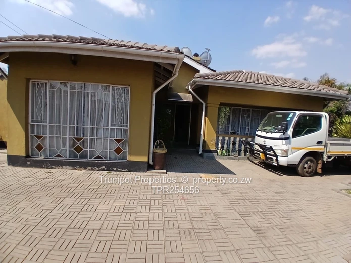 Braeside 5-Bed Home - Tiled Living, Borehole, Paved Yard