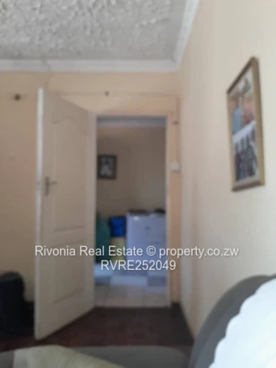 4-Bed Family Home on 1,500m² with Borehole, Borrowdale West
