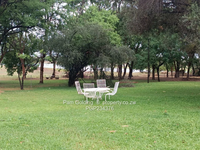 Stunning Waterfront Home – Peninsula Mazvikadei! (Sole Mandate)