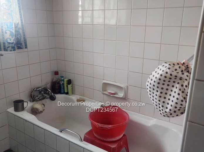 4-Bed Emerald Hill Home on 2030m² with Borehole & Driveway