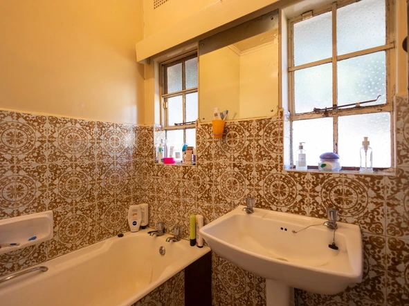 Home With A Cottage In Quiet Close