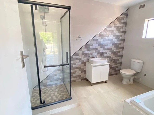 4 Bedroom Flat & Apartment